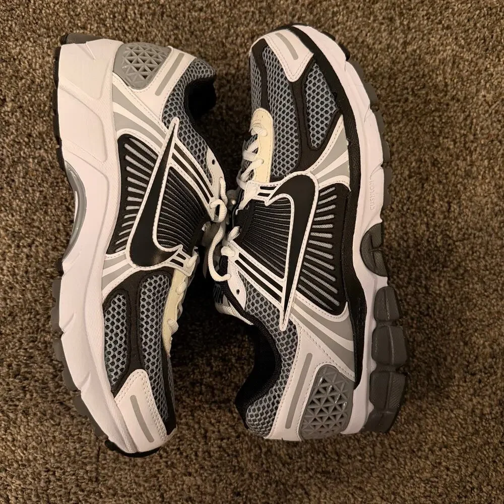 NIKE Men's Zoom Vomero 5 SE SP Shoes Size 10 In Dark Grey/White/Sail/Black